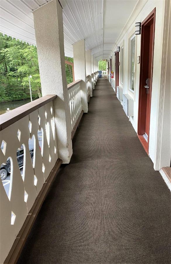 Riverbend Motel & Cabins Хелен Экстерьер фото