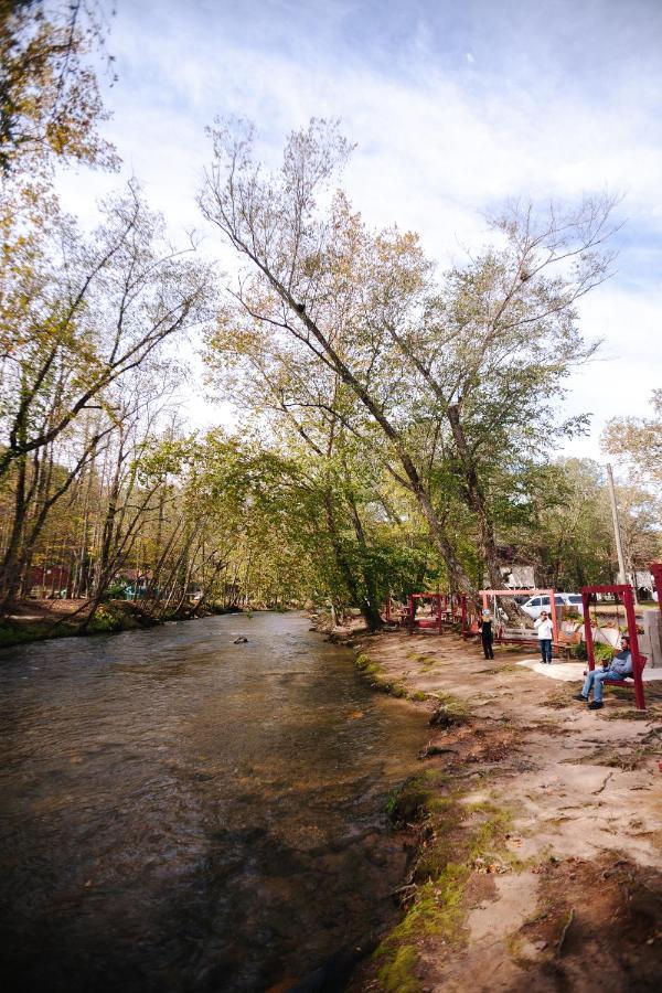 Riverbend Motel & Cabins Хелен Экстерьер фото