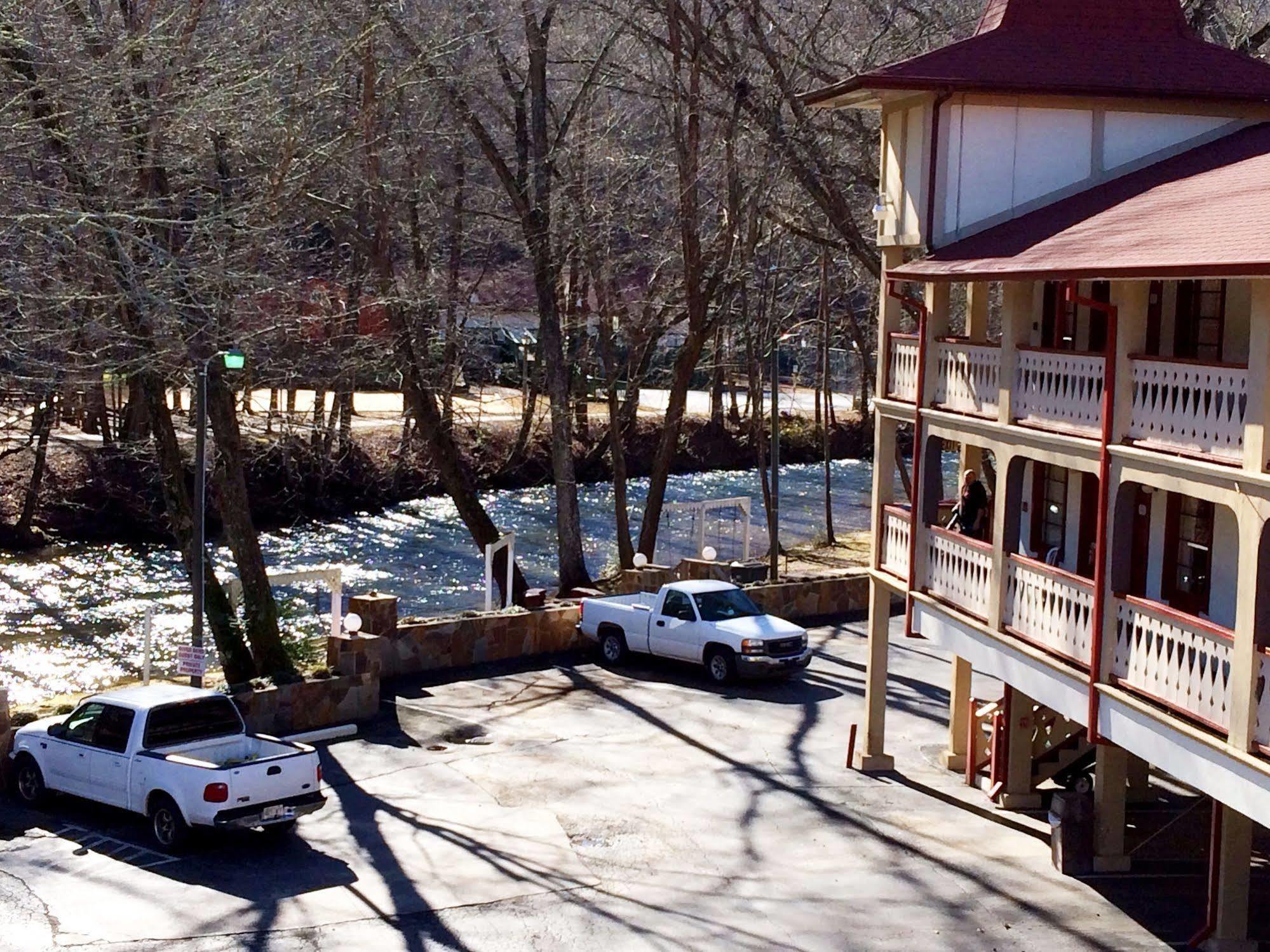 Riverbend Motel & Cabins Хелен Экстерьер фото